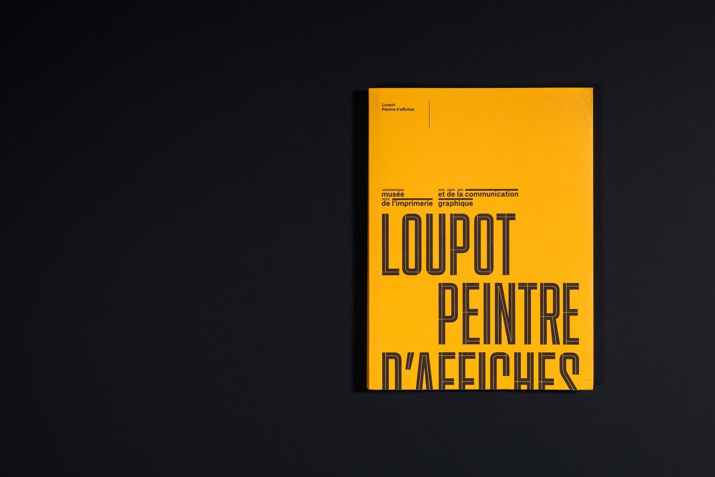 La composition de la couverture joue du format du catalogue en rapport avec celui du format des affiches dessinées par Loupot.
