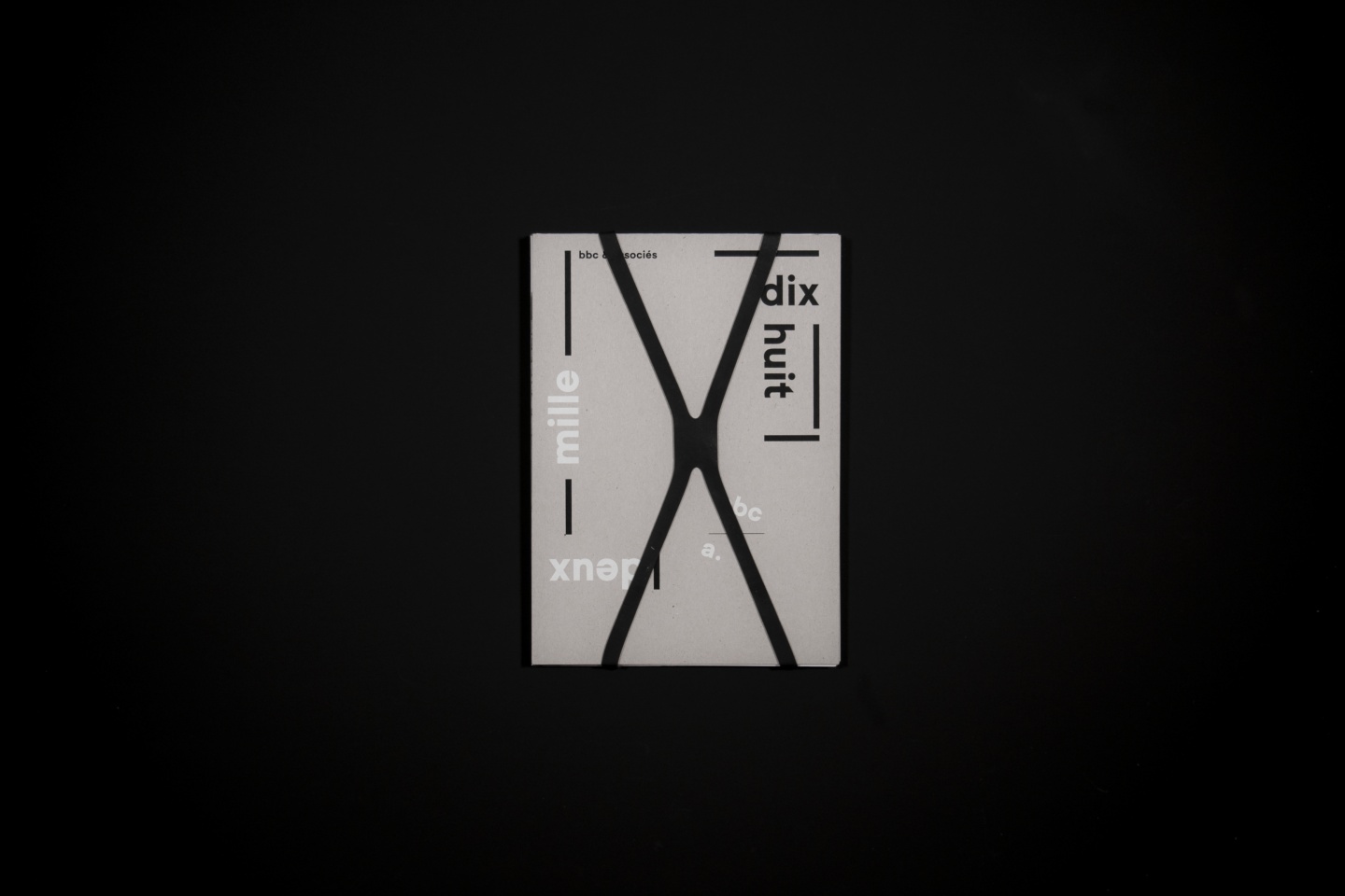 Chaque année, une édition présentée entre deux cartons sérigraphies tenus par un élastique “en croix”
