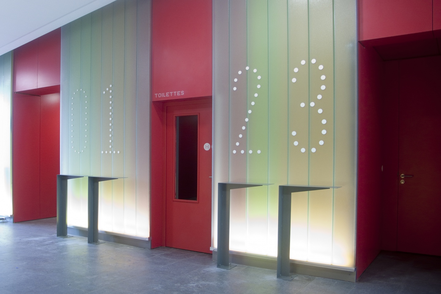 Un dispositif sur mesure prend place dans les trois halls: chiffres posés sur les parois vitrées rétroéclairées et tablettes sur lesquelles les noms des sociétés sont indiqués.